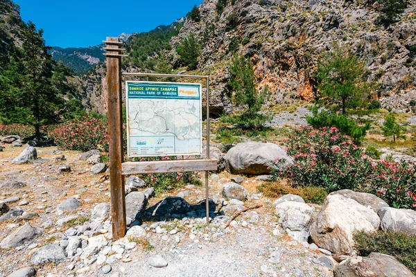 Creta, Grecia, 26 de mayo de 2016: ruta de senderismo en Samaria Gorge en el centro de Creta, Grecia. El parque nacional es una Reserva de la Biosfera de la UNESCO desde 1981 — Foto de Stock