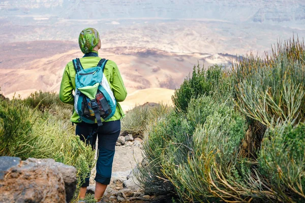 Una joven está caminando por las montañas y admira hermosas vistas —  Fotos de Stock