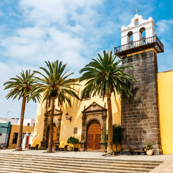 テネリフェ島、スペインのガランチコのメイン広場の町で有名なサンフランシスコの伝統的な教会 — ストック写真