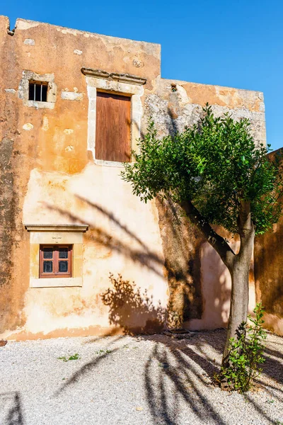 Giardini nella Basilica del Monastero di Arkadi sull'isola di Creta, Grecia — Foto Stock