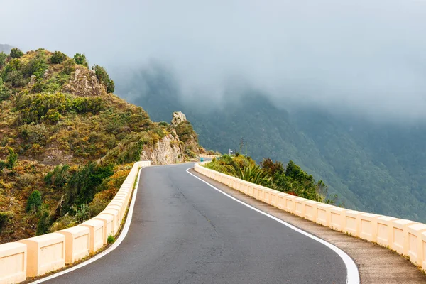 Carretera estrecha y sinuosa en las montañas de Anaga, Tenerife, España —  Fotos de Stock