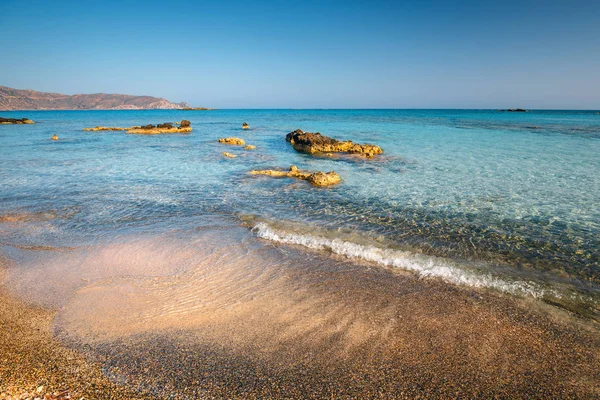 Plaża Elafonissi z różowy piasek na wyspie Kreta, Grecja — Zdjęcie stockowe