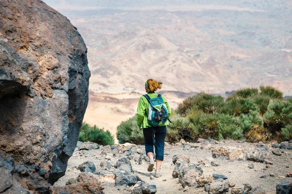 一个年轻的女人在山上漫步, 欣赏美丽的景色。 — 图库照片