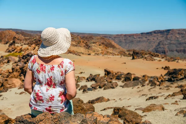 Een jonge vrouw is wandelen in de bergen en prachtig uitzicht bewondert — Stockfoto