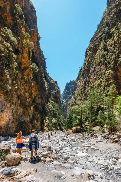 Kreta, Griekenland, 26 mei 2016: Wandelen toeristen in Samaria kloof in Centraal Kreta, Griekenland. Het nationaal park is een Unesco biosfeerreservaat sinds 1981 — Stockfoto