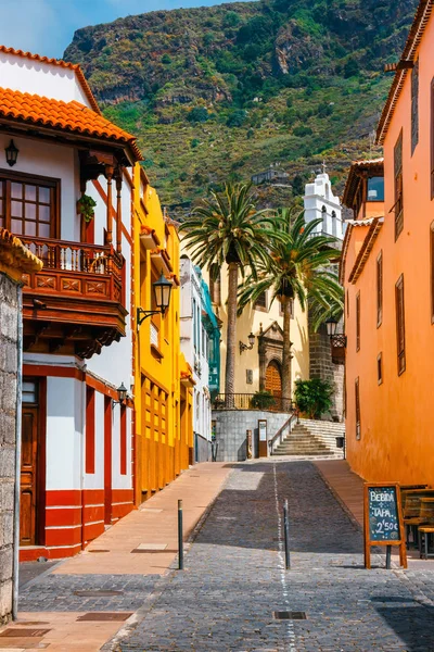 Garachico, Tenerife, Espanha, 08 de junho de 2015: Edifícios coloridos nas ruas de Garachico, Tenerife, Ilhas Canárias, Espanha — Fotografia de Stock