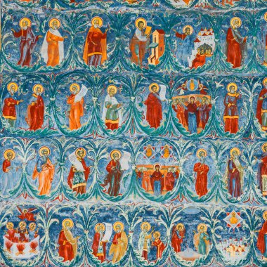 Voronet, Romanya, 06 Temmuz 2015: Ortodoks Kilisesi dış boyalı duvar resimleri ile Romanya'da kilise boyalı