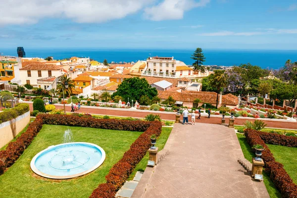 La Orotava, Tenerine, Spain, June 11, 2015: Unknown tourists visit the tropical botanical gardens in La Orotava town, Tenerife, Canary Islands — Stock Photo, Image