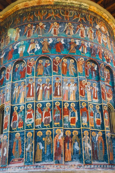 Voronet, Romania, 06 luglio 2015: Chiesa ortodossa esterna con affreschi dipinti, chiesa dipinta in Romania — Foto Stock