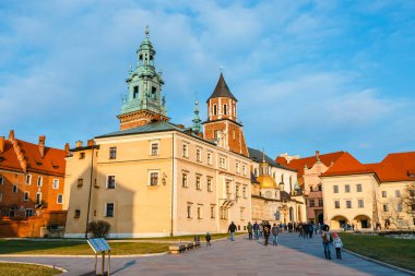 Krakow, Polonya, 14 Ocak 2018: Bilinmeyen insanlar Wawel Kalesi Krakow ziyaret edin. Krakow Polonya en ünlü dönüm noktası biridir
