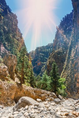 Samiriye Gorge Merkezi Girit'te Kanyon kenarına güneş parlıyor