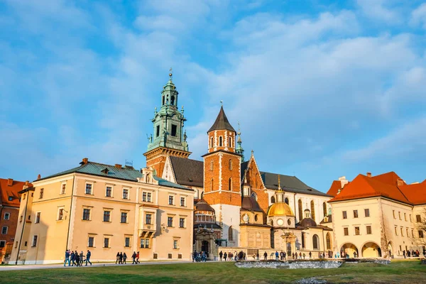 Cracovia, Polonia, 14 de enero de 2018: Personas desconocidas visitan el Castillo de Wawel en Cracovia. Cracovia es uno de los lugares más famosos de Polonia —  Fotos de Stock