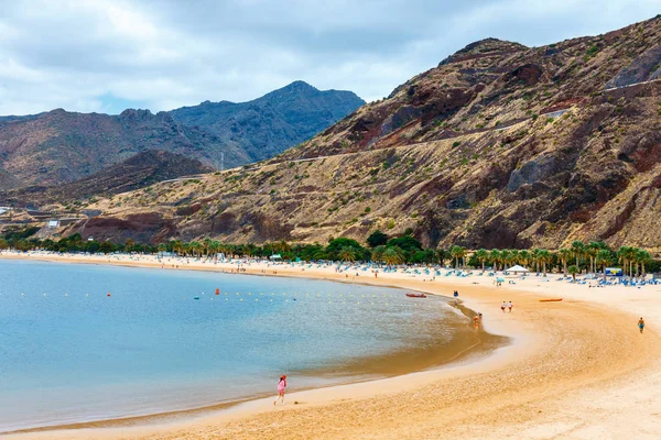 Santa Cruz de Tenerife, Espanha, 10 de junho de 2015: Praia de Teresitas perto de Santa Cruz, Tenerife, Ilhas Canárias, Espanha — Fotografia de Stock