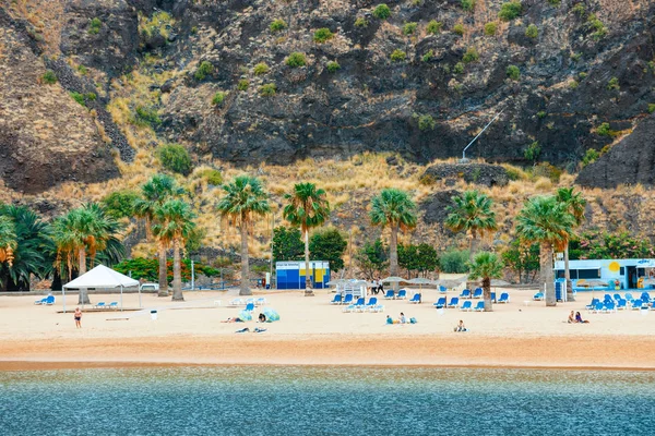 Santa Cruz de Tenerife, Espanha, 10 de junho de 2015: Praia de Teresitas perto de Santa Cruz, Tenerife, Ilhas Canárias, Espanha — Fotografia de Stock