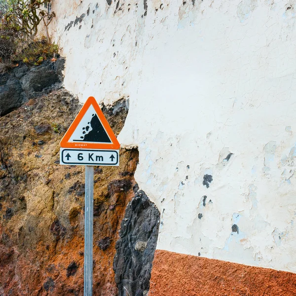 Señal de advertencia, piedras caídas, Tenerife, España —  Fotos de Stock