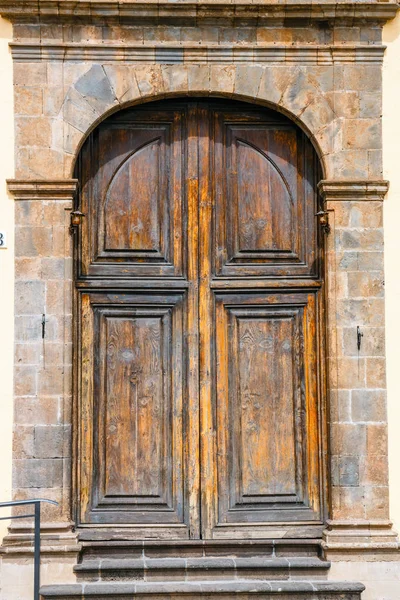 砖墙上的老褐色木门 — 图库照片