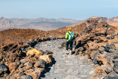 genç bir kadın dağlarda yürüyüş ve güzel manzaralarına hayran