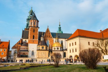 Krakow, Polonya, 14 Ocak 2018: Bilinmeyen insanlar Wawel Kalesi Krakow ziyaret edin. Krakow Polonya en ünlü dönüm noktası biridir