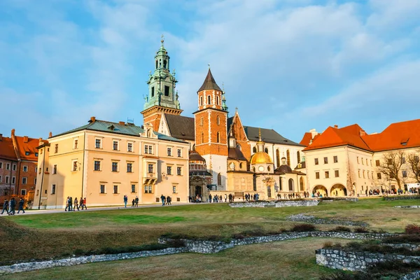 Краков, Польша, 14 января 2018 года: Неизвестные посещают Вавельский замок в Кракове. Краков - одна из самых известных достопримечательностей Польши — стоковое фото