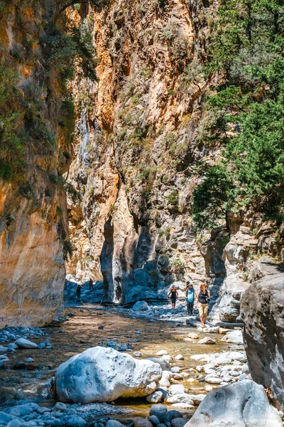 Kreta, Grecja, 26 maja 2016 roku: Turystów wycieczka w Wąwóz Samaria w regionie Kreta Środkowa, Grecja. Park narodowy jest rezerwatem biosfery Unesco od 1981 r. — Zdjęcie stockowe