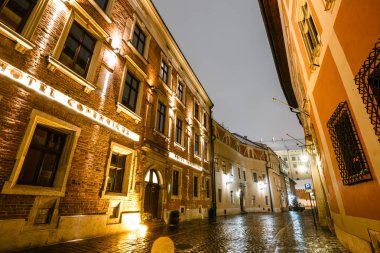 Krakow, Polonya - 21 Ocak 2018: Kanonicza sokak gece Wawel Kalesi arka planda, Krakow, Polonya