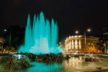 Viyana, Avusturya, 13 Ekim 2016: Gece görünümü Dünya Savaşı çeşme ve Kahramanlar anıtı Kızıl Ordu Schwarzenbergplatz. Kızıl Ordu asker anıtla 1945, Viyana açıldı. Avusturya
