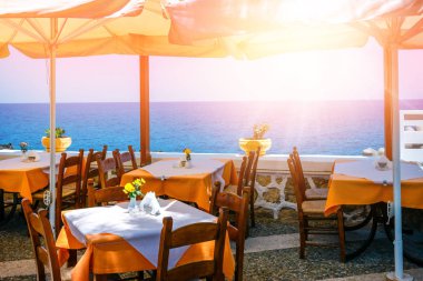 Boş Yunan tawern için bahçede, Crete, Yunanistan