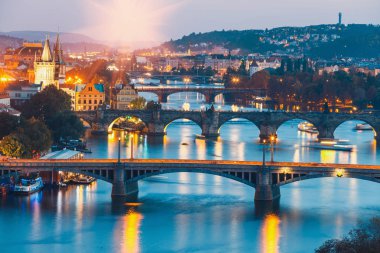  köprüler ile tarihi Charles Köprüsü'ne ve Vltava Nehri gece Prag, Çek Cumhuriyeti