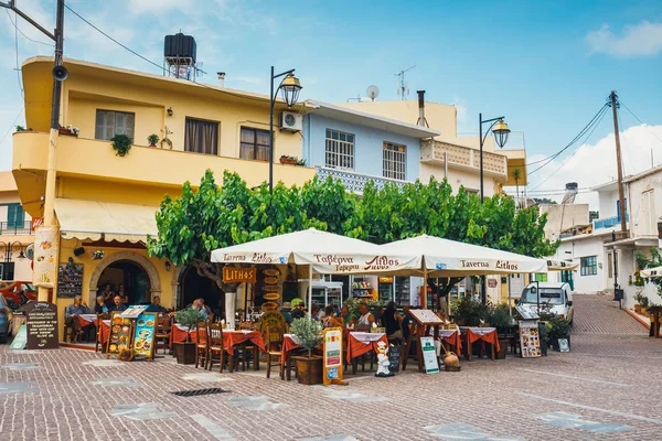 Mochos, Kreta - 13 juni, 2017: Taverne Lithos op het centrale plein in het dorp van Mochos op Kreta, Griekenland — Stockfoto