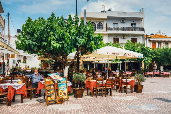 Mochos, Creta - 13 giugno 2017: Taverna Lithos sulla piazza principale del villaggio di Mochos sull'isola di Creta, Grecia — Foto Stock