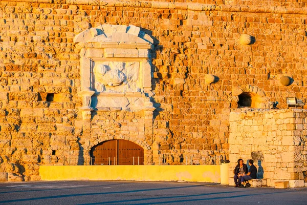 Heraklion, Kreta 10 Juni 2017: Orang-orang tak dikenal berjalan-jalan di pelabuhan tua Heraklion selama matahari terbenam, Kreta, Yunani — Stok Foto