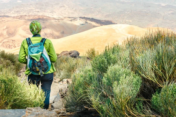 Een jonge vrouw is wandelen in de bergen en prachtig uitzicht bewondert — Stockfoto