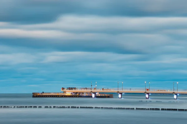 Beton iskelesi Kolobrzeg, gün batımında atış uzun pozlama — Stok fotoğraf