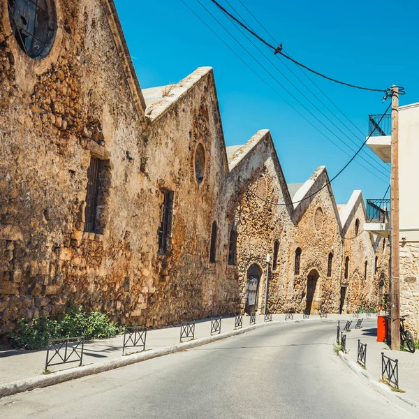 Calle estrecha en el antiguo puerto de Chania, Creta, Grecia — Foto de Stock