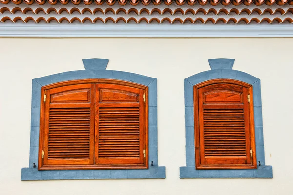 Persianas marrons em uma parede branca, close-up — Fotografia de Stock