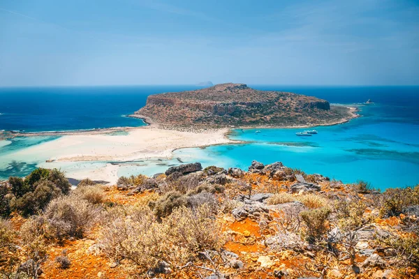 クレタ島、ギリシャで浴槽のラグーンと Gramvousa の島の素晴らしい景色. — ストック写真