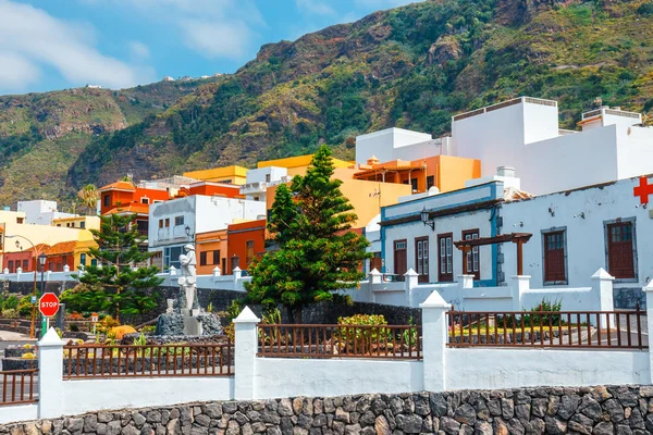 गैराचिको, टेनेरिफ, कैनरी द्वीपसमूह, स्पेन की सड़कों पर रंगीन इमारतें — स्टॉक फ़ोटो, इमेज