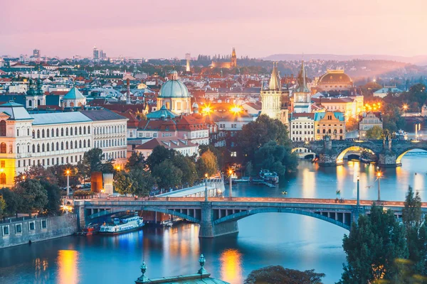 Pontes com a histórica Ponte Charles e o rio Vltava à noite em Praga, República Checa — Fotografia de Stock