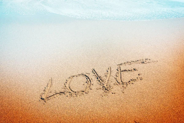 Liebes-Inschrift auf dem Sand am Meer — Stockfoto