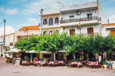 Mochos, Girit - 13 Haziran 2017: Tavern Lithos Köyü Mochos Girit Adası, Yunanistan ana meydanında