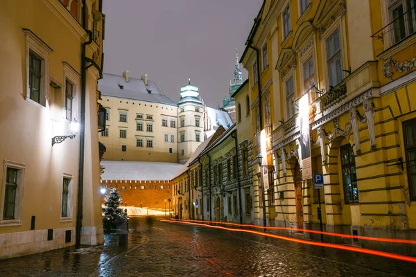 Cracovia, Polonia - 21 gennaio 2018: via Kanonicza di notte con il castello di Wawel sullo sfondo, Cracovia, Polonia — Foto Stock