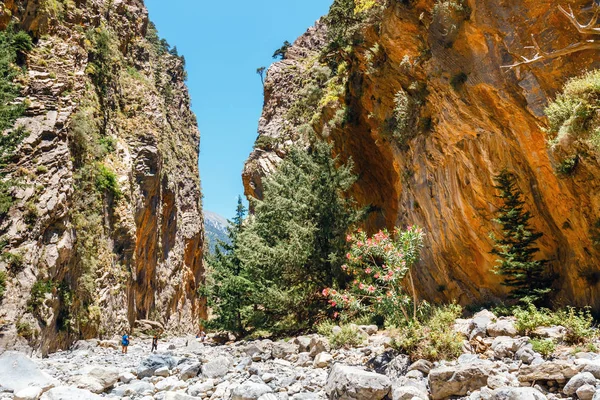 Kreta, Griekenland, 26 mei 2016: Wandelen toeristen in Samaria kloof in Centraal Kreta, Griekenland. Het nationaal park is een Unesco biosfeerreservaat sinds 1981 — Stockfoto