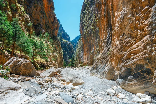 Wandelpad door de Samaria kloof in Centraal Kreta — Stockfoto