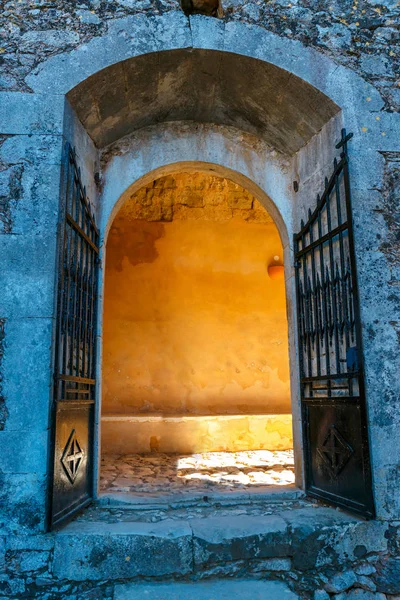 La lumière du soleil brille à travers la porte dans le vieux bâtiment — Photo