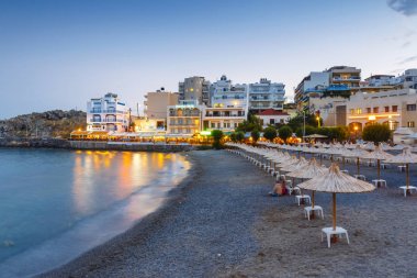 Agios Nikolaos, Girit, Yunanistan - 08 Haziran 2017: Agios Nikolaos manzara plaj, Girit Yunan Adası. Agios Nikolaos, Yunanistan popüler bir plaj olduğunu