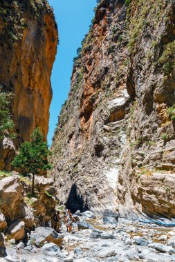 Crete, Yunanistan, 26 Mayıs 2016: Turist Merkezi Girit, Yunanistan Samiriye Gorge zammı. Milli Parkı Unesco biyosfer rezervi 1981 yılından bu yana olduğunu.