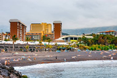 Puerto de la Cruz, Tenerife, İspanya - 08 Haziran 2015: bilinmeyen insanlar yürüyüş ve rahatlatıcı renk ev içinde geçmiş, Puerto de la Cruz, Tenerife Adası, İspanya ile sahilde