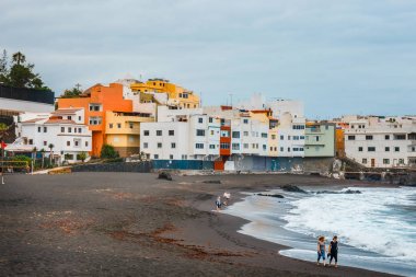 Puerto de la Cruz, Tenerife, İspanya - 08 Haziran 2015: bilinmeyen insanlar yürüyüş ve rahatlatıcı renk ev içinde geçmiş, Puerto de la Cruz, Tenerife Adası, İspanya ile sahilde