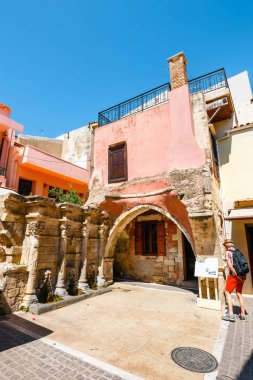 Rethymno, Girit - 27 Maj, 2016: Girit, Yunanistan üzerinde Rethymno şehrin tarihi merkezi kimliği belirsiz kişi ziyaret