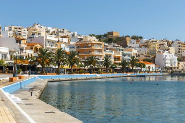 Sitia, Girit, Yunanistan, 11 Haziran 2917: Demirli geleneksel Yunan balıkçı teknesi Sitia liman kenti